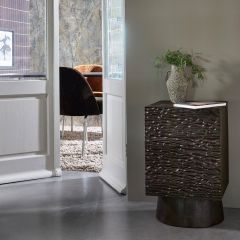 Woood Crumble carved nachtkastje met lades mangohout - walnoot